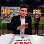 Julián Álvarez haciendo gesto de rechazo al contrato del Arsenal frente a los escudos del Atlético de Madrid y FC Barcelona