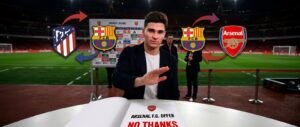 Julián Álvarez haciendo gesto de rechazo al contrato del Arsenal frente a los escudos del Atlético de Madrid y FC Barcelona